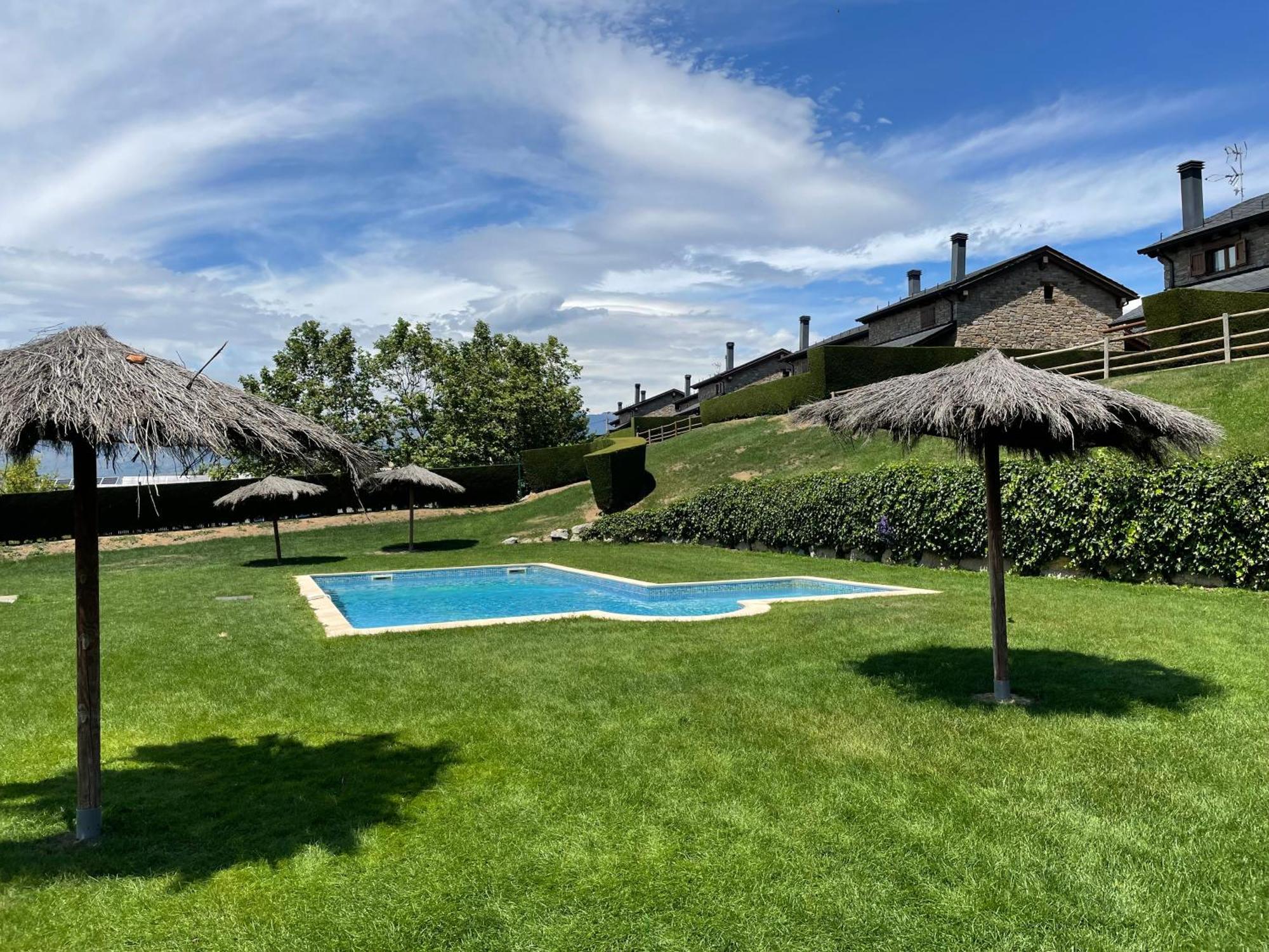 Apartamento Renovado Con Jardin Privado, Parking ,Wifi Y Piscina Osseja Bagian luar foto