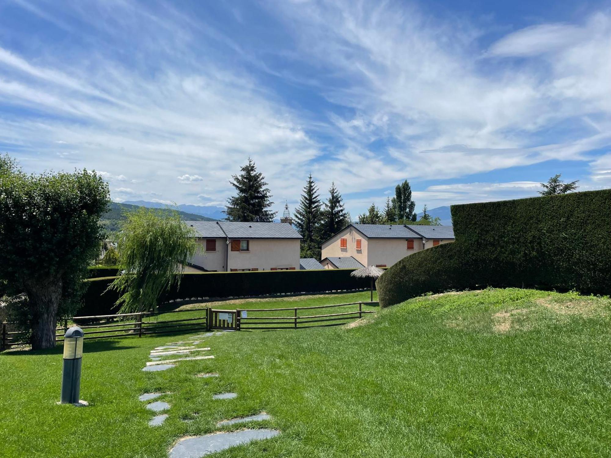 Apartamento Renovado Con Jardin Privado, Parking ,Wifi Y Piscina Osseja Bagian luar foto