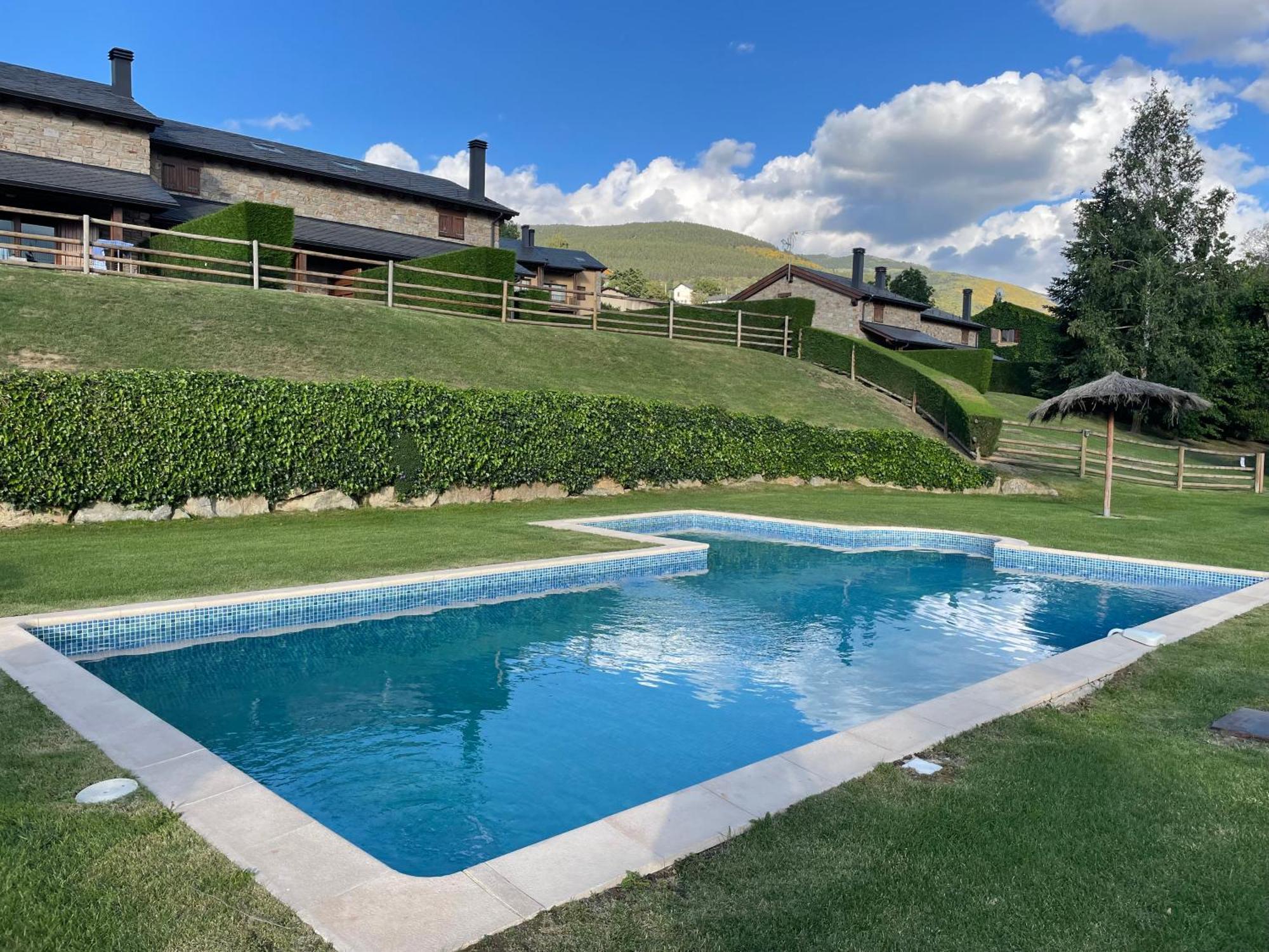 Apartamento Renovado Con Jardin Privado, Parking ,Wifi Y Piscina Osseja Bagian luar foto